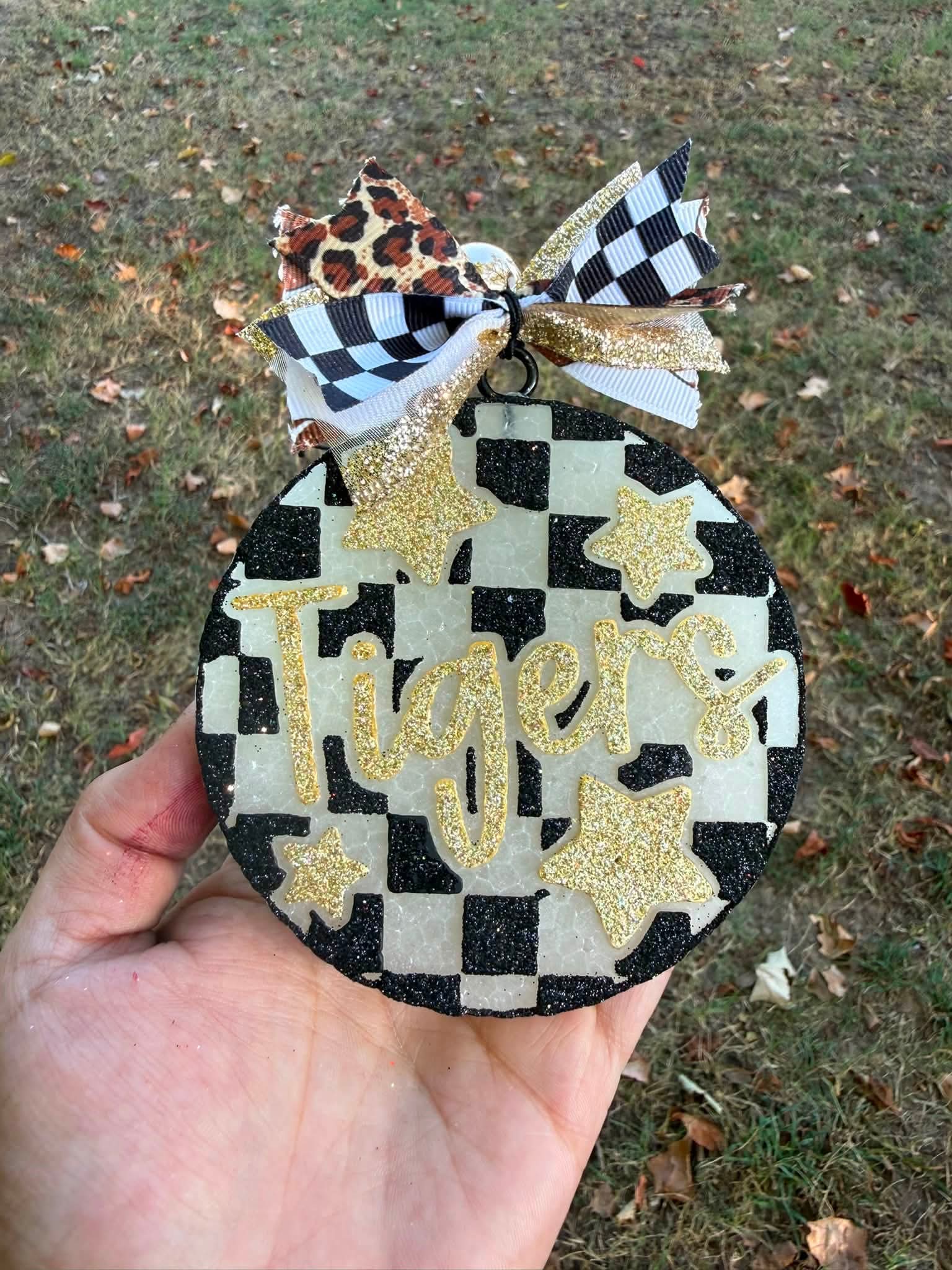 Checkered Tigers with Stars 4 in Round Mold Insert - Red River Mold Co
